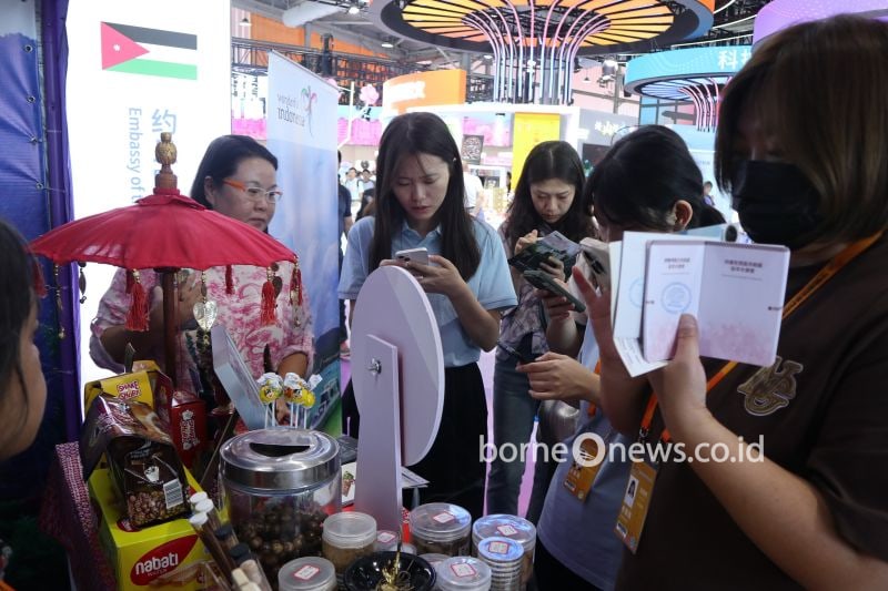 Pengunjung di stan Indonesia dalam Pameran Perdagangan Jasa Internasional China (China International Fair for Trade in Services/CIFTIS) 2024 di Beijing, China (ANTARA/Desca Lidya Natalia)