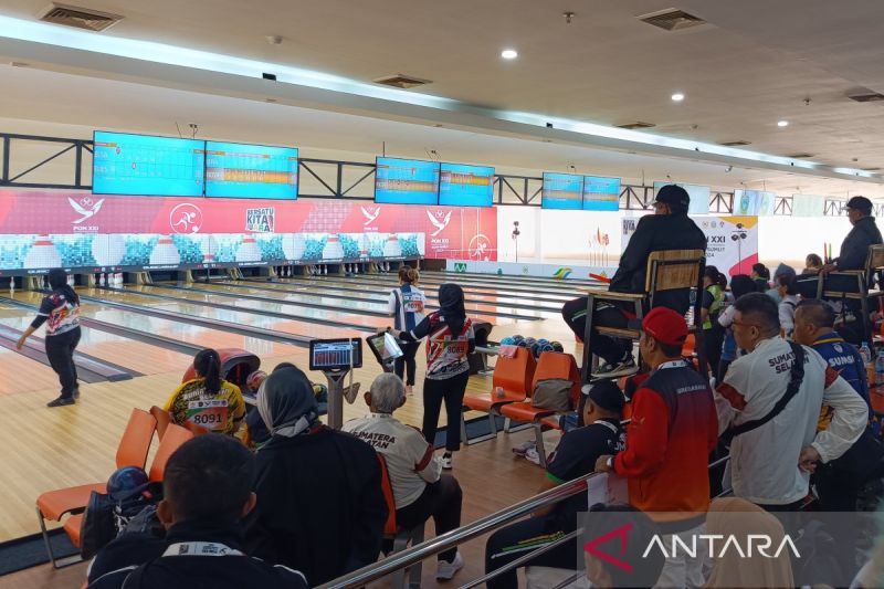 Para penonton antusias menyaksikan pertandingan cabang olahraga boling nomor tunggal putri di GOR Bowling Hj Rayati Syafrin, Kabupaten Deli Serdang, Sumatera Utara, Sabtu (7/9/2024). ANTARA/Donny Aditra
