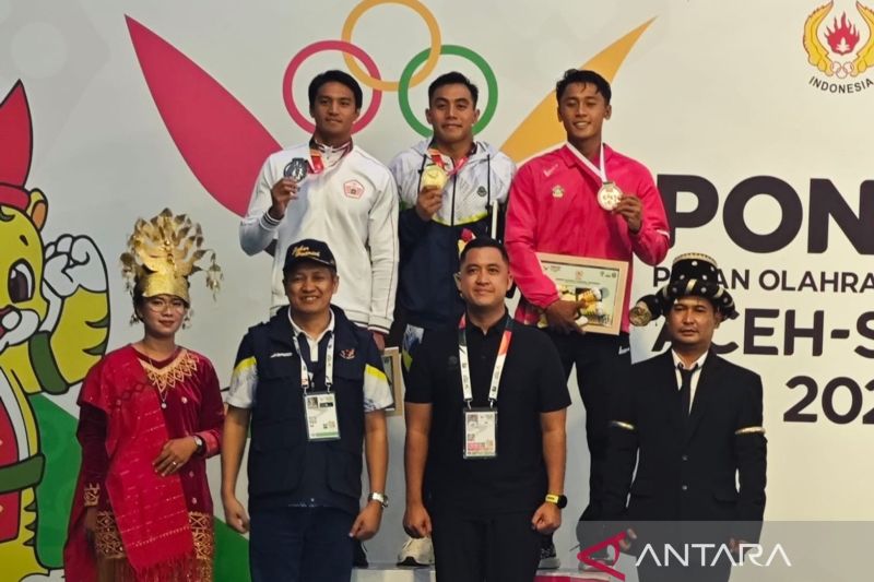 Perenang asal Kabupaten Bekasi Muhammad Dwiki Raharjo menyumbangkan medali emas untuk kontingen Jawa Barat pada nomor 100 meter gaya dada putra yang berlangsung di Kolam Selayang Medan, Selasa petang. (ANTARA/HO: KONI Kabupaten Bekasi).
