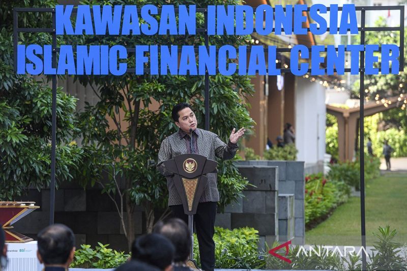 Menteri BUMN Erick Thohir memberikan pidatonya pada acara peresmian Kawasan Indonesia Islamic Financial Center di gedung Menara Danareksa, Jakarta, Selasa (17/9/2024). ANTARA FOTO/Muhammad Adimaja/foc/aa.