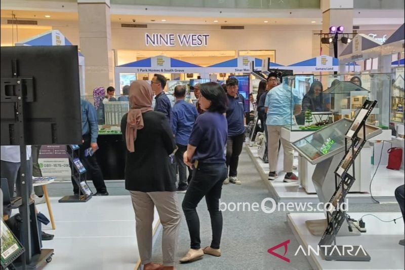 Konsumen dari kalangan milenial tengah melihat-lihat rumah yang ditawarkan pada pameran yang diselenggarakan di salah satu mal Jakarta Selatan. ANTARA/Ganet Dirgantoro