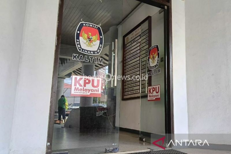 Tampak pintu masuk kantor KPU Kaltim di Jalan Basuki Rahmat, Samarinda. (ANTARA/Ahmad Rifandi)
