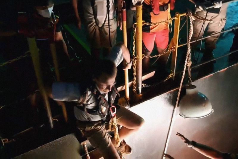 Tim SAR Banten mengevakuasi WNA dari Kapal SAMC Transporter di Dermaga Bandar Bakau Jaya, Kabupaten Serang, Rabu (18/9/2024). (ANTARA/HO-Kantor SAR Banten)
