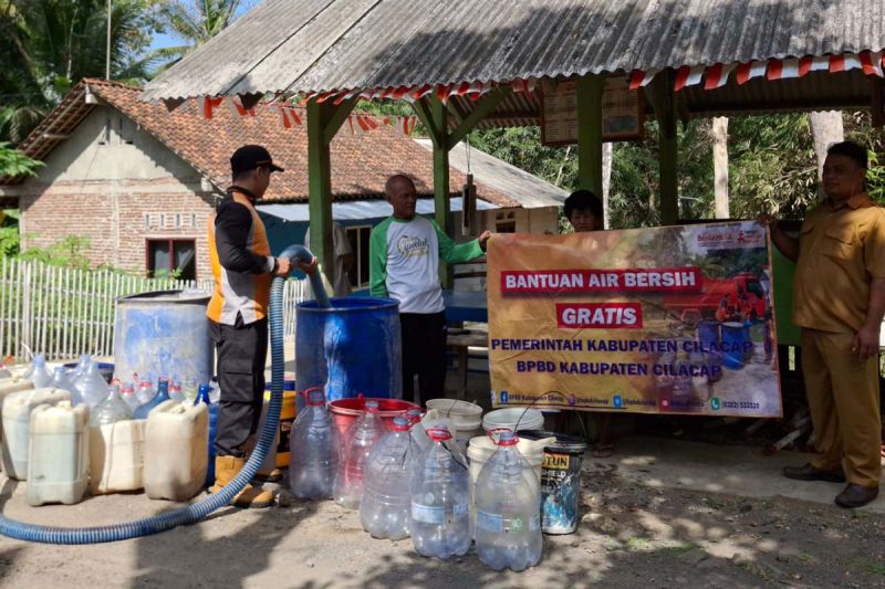 Petugas BPBD Kabupaten Cilacap menyalurkan bantuan air bersih untuk warga terdampak kekeringan di Desa Cilongkrang, Kecamatan Wanareja, Cilacap, Jawa Tengah, Selasa (17/9/2024). ANTARA/HO-BPBD Cilacap
