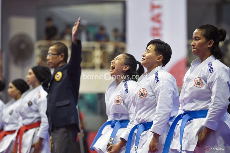 Tim karate Jakarta meluapkan kegembiraan usai memenangi final kata beregu putri PON XXI Aceh-Sumut 2024 di Gedung Serbaguna Universitas Medan, Deli Serdang, Sumatera Utara, Selasa (17/9/2024). ANTARA FOTO/Iggoy el Fitra/nz
