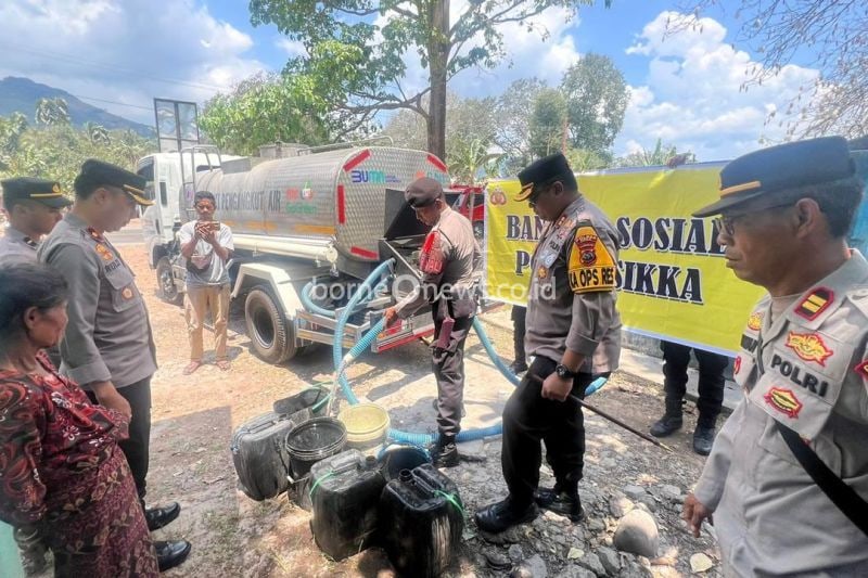 Kapolres Sikka saat memantau proses pendistribusian air bersih kepada warga di Kabupaten Sikka. ANTARA/HO-Polres Sikka