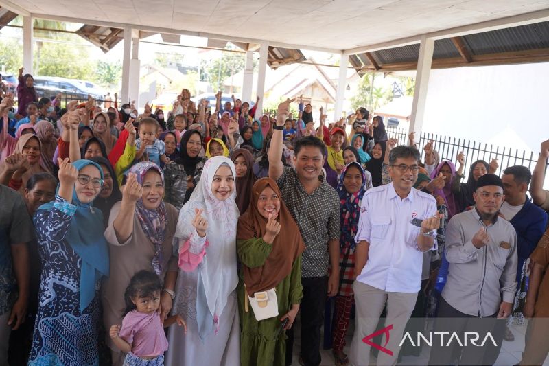 Bupati Koltim Abd.Azis dan Ketua OJK Sultra saat memberi kegiatan penyuluhan soal pinjaman online di Kecmatan Ladongi, Rabu. (Antara/HO-Diskominfo Koltim)