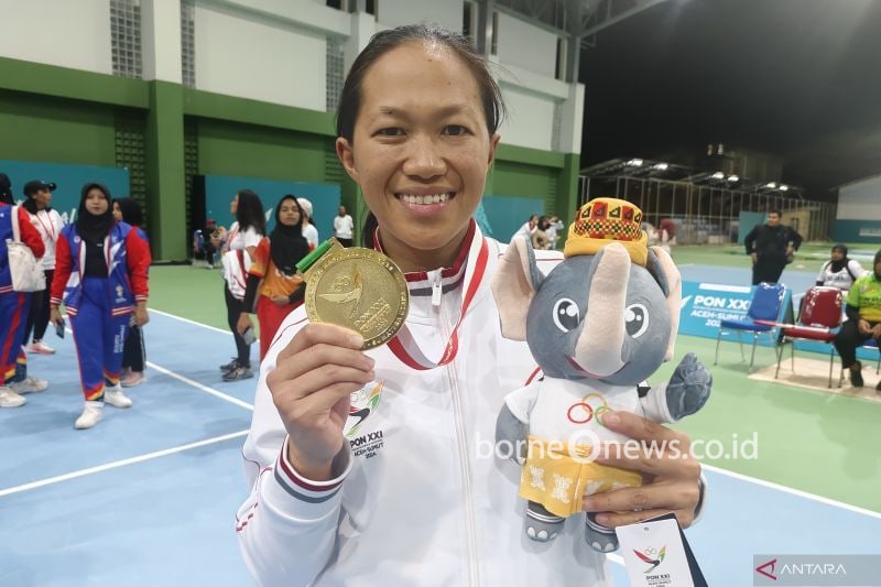Atlet soft tenis kontingen Jakarta, Julia Sanger, menunjukkan medali emas yang ia dapatkan usai memenangkan nomor beregu putri soft tenis PON XXI Aceh-Sumut 2024 di Lapangan Soft Tenis Mapolda Aceh, Banda Aceh, Selasa (17/9/2024). ANTARA/Nadia Putri Rahmani
