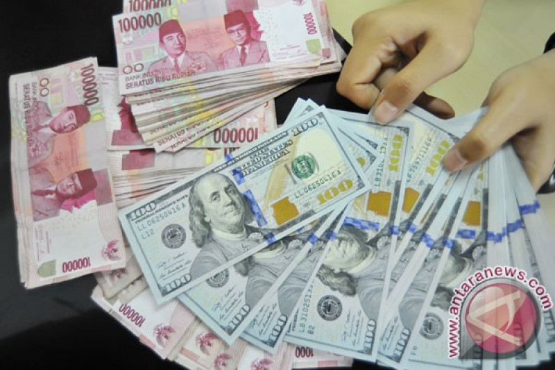 Ilustrasi - Mata Uang Rupiah Terhadap Dollar AS (ANTARA FOTO/Yudhi Mahatma)