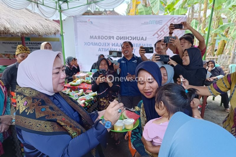 Direktur Penganekaragaman Konsumsi Pangan Badan Pangan Nasional (Bapanas) Rinna Syawal menyuapkan makanan pada anak di Rumah Pangan B2SA, di Lombok Tengah, Nusa Tenggara Barat, beberapa waktu lalu. (ANTARA/Indriani)