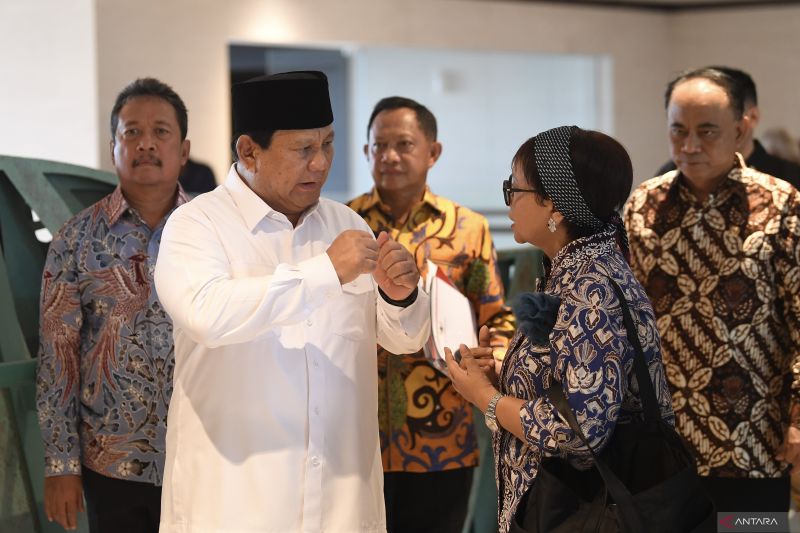 Menteri Pertahanan yang juga Presiden Terpilih Prabowo Subianto (kedua kiri) berbincang dengan Menteri Luar Negeri Retno Marsudi (kedua kanan) sebelum mengikuti sidang kabinet paripurna terakhir di Istana Garuda, Ibu Kota Nusantara (IKN), Penajam Paser Utara, Kalimantan Timur, Jumat (13/09/2024). . ANTARA FOTO/M Risyal Hidayat/tom (ANTARA FOTO/M RISYAL HIDAYAT)