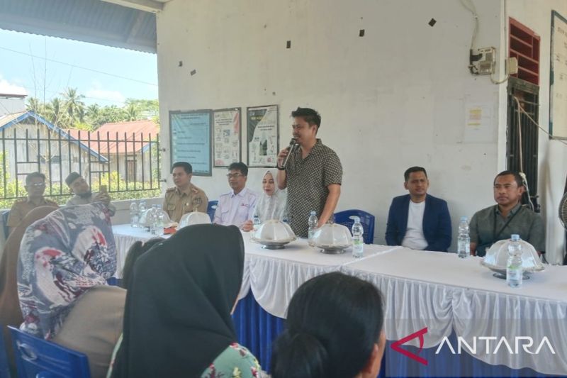Bupati Koltim Abd.Azis (berdiri) saat bersama OJK Sultra melalukan penyuluhan terkait pinjaman online di Kecamantan Ladongi, Rabu (18/9/2024). ANTARA/HO-Diskominfo Koltim)