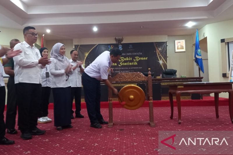 Penjabat Wali Kota Pangkalpinang Budi Utama memukul gong peluncuran Kelurahan Cinta Statistik "Kelurahan Cantik" 2024 di Pangkalpinang, Rabu (18/9/2024) (ANTARA/ Aprionis)