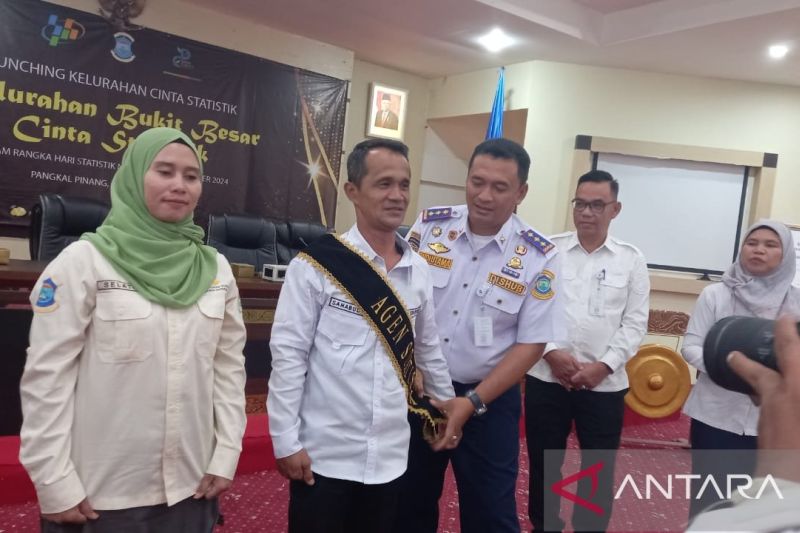 Penjabat Wali Kota Pangkalpinang Budi Utama mengukuhkan Agen Statistik Kelurahan Bukit Besar di Pangkalpinang, Rabu (18/9/2024). ANTARA/Aprionis