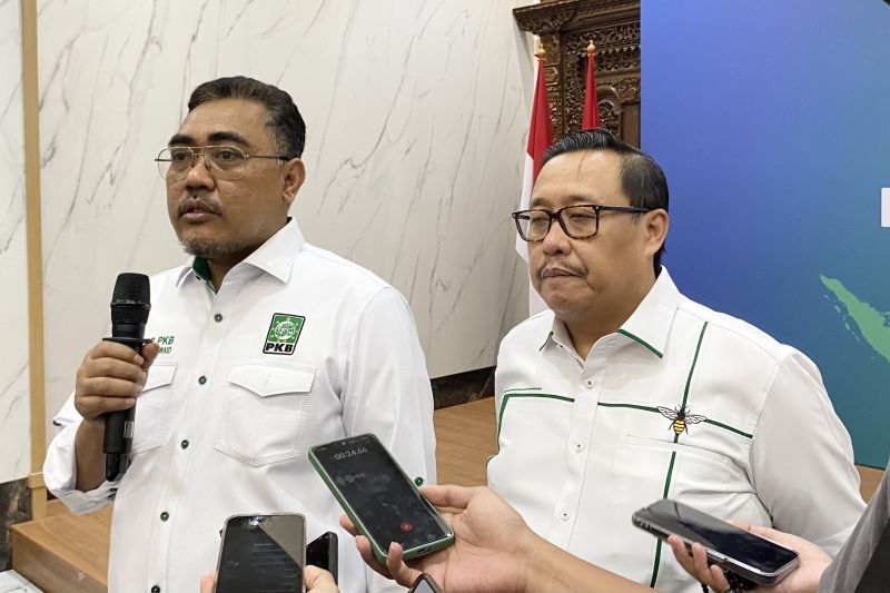 Wakil Ketua Umum PKB Jazilul Fawaid (kiri) menjawab pertanyaan wartawan di Kantor DPP PKB, Jakarta, Rabu (18/9/2024). (ANTARA/Fath Putra Mulya)