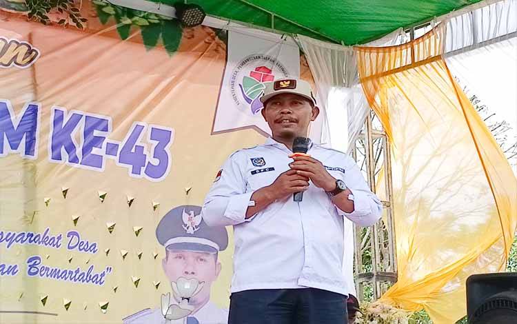 Kepala Desa Kantan Dalam, Minar saat menymapaikan sambutan dalam acara puncak HUT Desa Kantan Dalam ke 43 ( FOTO : RETHA)