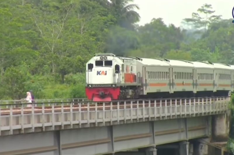 Kereta Api berjalan di atas jembatan. (ANTARA/Dokumentasi Pribadi)