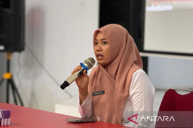 Pranata Humas Diskominfo Kaltim, Mardiasih saat menyampaikan materi di Balikpapan Desa Sangatta Utara, Kutai Timur, Rabu (18/9/2024). (ANTARA/HO-Diskominfo Kaltim)