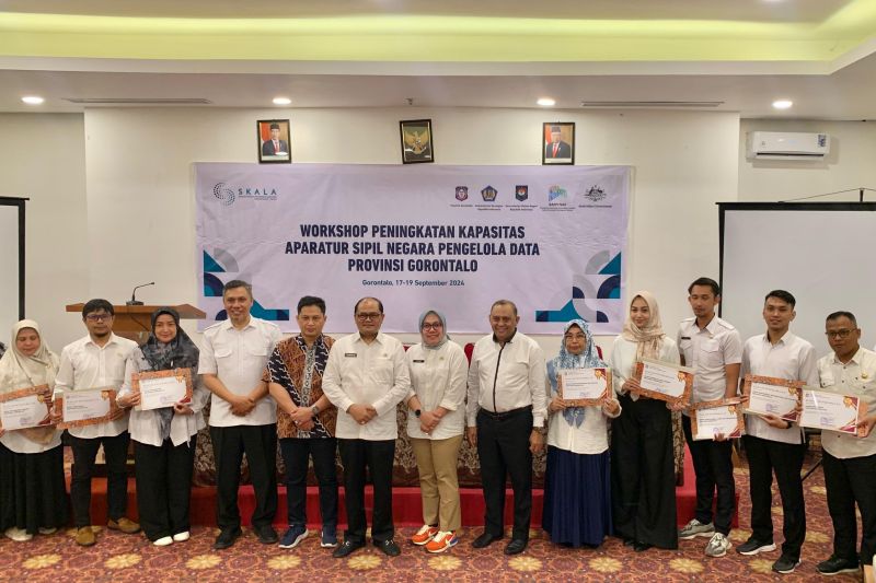 Plh Sekretaris Daerah Provinsi Gorontalo Handoyo Sugiharto berfoto bersama pada pelaksanaan Workshop Peningkatan Kapasitas ASN Pengelola Data di Kota Gorontalo, Rabu. ANTARA/HO-Diskominfotik Provinsi Gorontalo