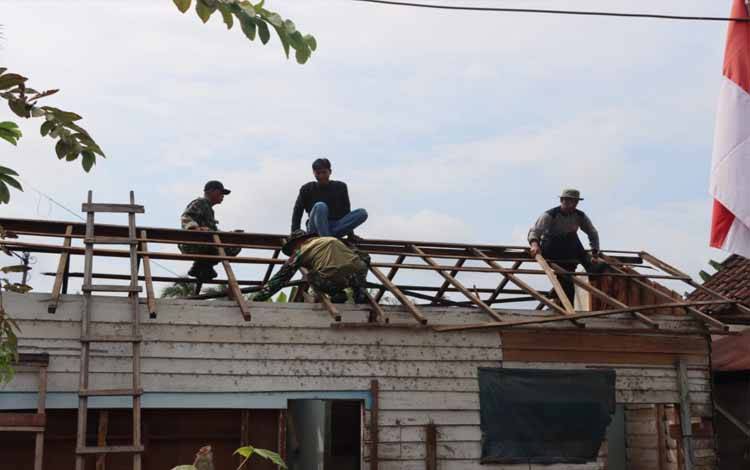 Polresta Palangka Raya, Pemko, dan Kodim Gotong Royong Bedah Rumah Warga Kurang Mampu