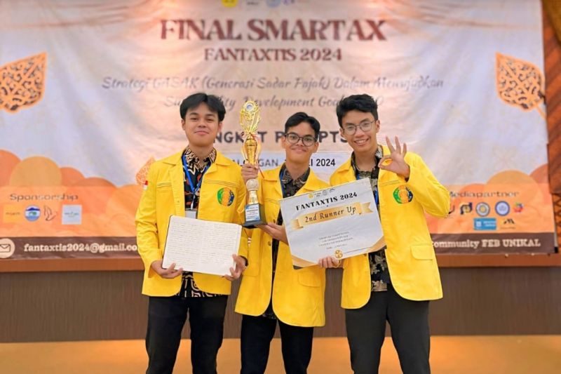 (kiri-kanan) Mahasiswa UI Muhammad Reza - Joshua Steven - Romario Hadamean yang berhasil meraih juara ketiga cabang lomba Fantaxtis pada kompetisi SMARTAX 2024. (ANTARA/HO-Humas UI)