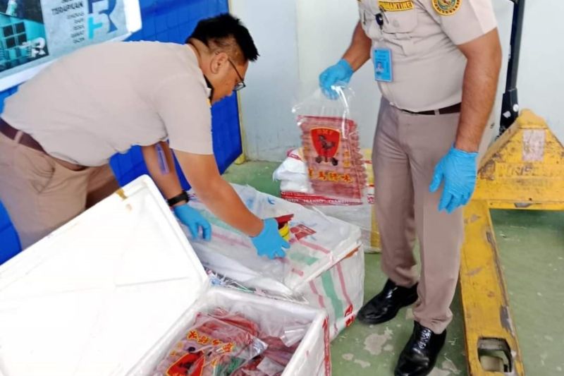 Karantina Sultra Gagalkan Penyelundupan 106 Kg Daging Babi Ilegal