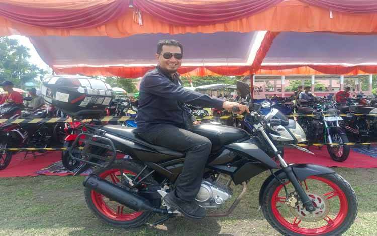 Salah satu peserta kontes motor modifikasi saat ikut dalam Kontes HUT Desa Kantan Dalam Ke 43 ( FOTO : RETHA)