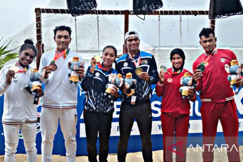 Rusdy Ely dan Arni Pettipeiluhu (dua tengah) menorehkan medali emas pertama bagi Maluku pada PON XXI Aceh-Sumut (Antara/HO-Santos)