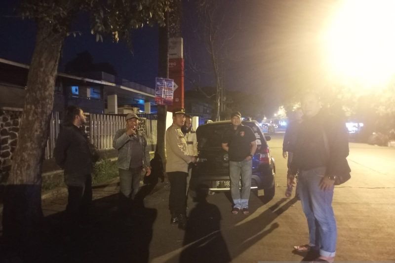 Jajaran Polresta Bogor Kota dan Polsek Bogor Tengah saat melakukan razia preman di sekitar pasar tumpah Jalan Merdeka. (ANTARA/HO-Polresta Bogor Kota)
