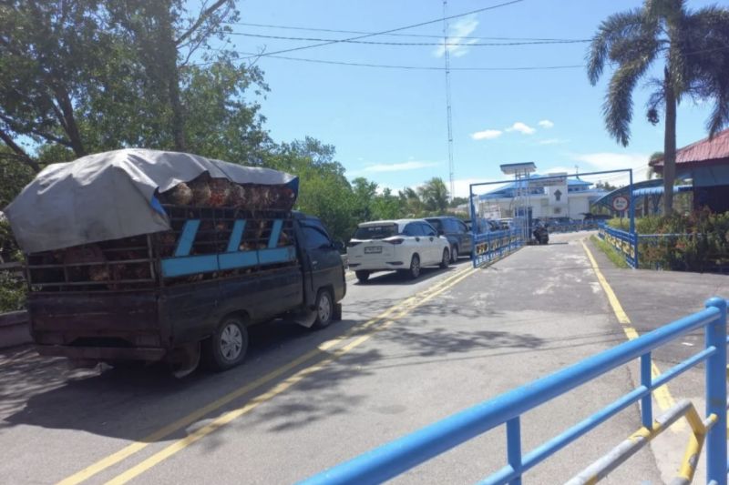 Aktivitas penyeberangan di Dermaga Roro Bengkalis pada Rabu(18/9) yang sudah kembali normal setelah terjadi antrian panjang akibat tumpahan kayu yang berserakan di dermaga. (ANTARA/Alfisnardo)