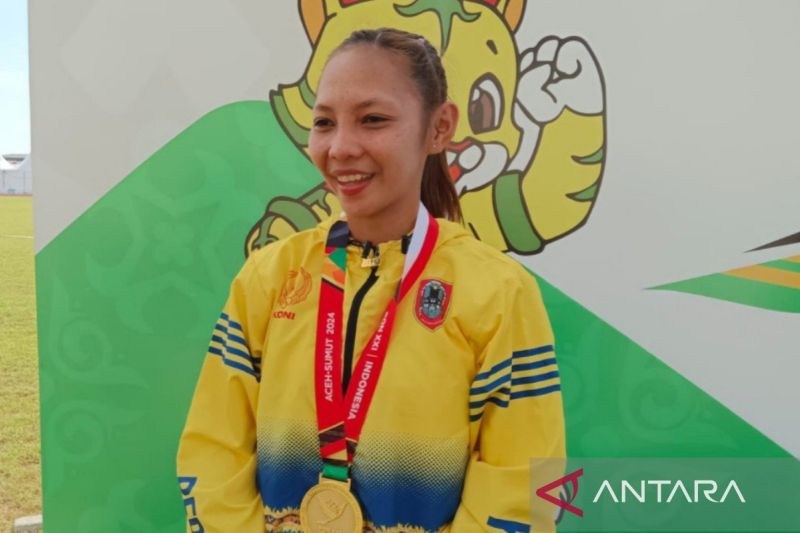 Atlet asal Kalimantan Selatan Halida Ulfah berpose usai menerima pengalungan medali (ANTARA/Juraidi)