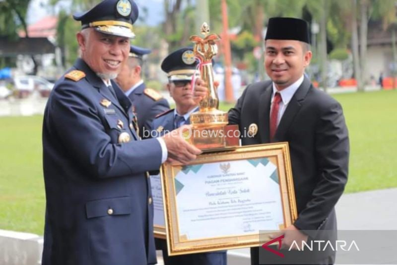 Gubernur Sumbar Mahyeldi Ansharullah saat menyerahkan piagam penghargaan wahana tata nugraha tahun 2024 ke Wakil Wali Kota Solok Ramadhani Kirana Putra. ANTARA/HO-Diskominfo Kota Solok.