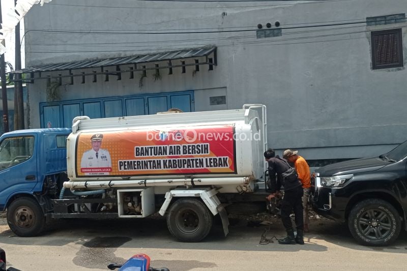 Baadan Penanggulangan Bencana Daerah (BPBD) Kabupaten Lebak, Banten mendistribusikan pasokan air bersih sebanyak 230.000 liter untuk 20 desa yang tersebar di sembilan kecamatan di daerah itu.ANTARA/Mansur