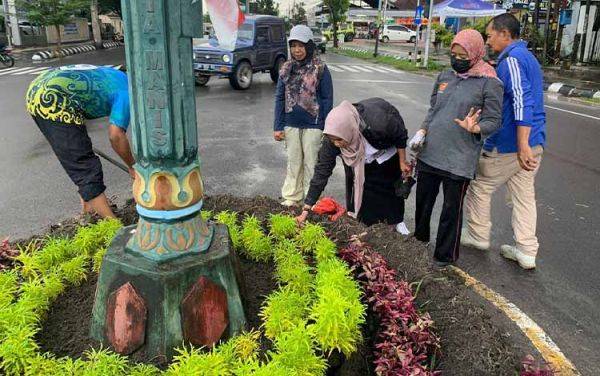Percantik Kota, DLH Kobar Tanam 1.300 Bibit Tanaman Hias di Jalan Protokol Pangkalan Bun