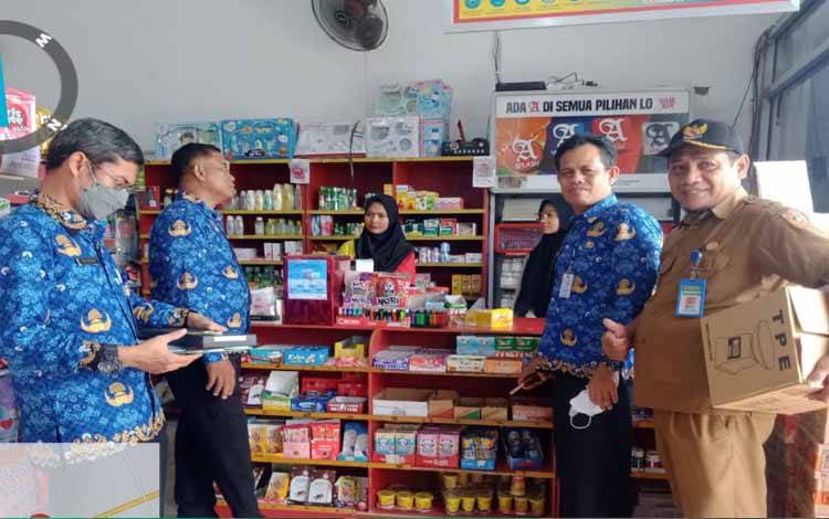 Disperindagkop UKM Kobar Lakukan Pengawasan BDKT Toko Swalayan di 6 Kecamatan