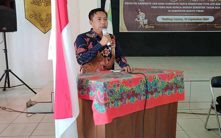 Plh Ketua KPU Barito Timur, Zainal Hamli, saat membuka sosialisasi dan rapat koordinasi terkait regulasi kampanye, dana kampanye serta penentuan titik alat peraga kampanye dan rapat umum Pilkada 2024, Kamis, 19 September 2024. (FOTO: BOLE MALO)