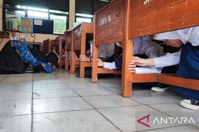 Simulasi Gempa di SMPN 50 Jakarta Tingkatkan Kesiapsiagaan Siswa