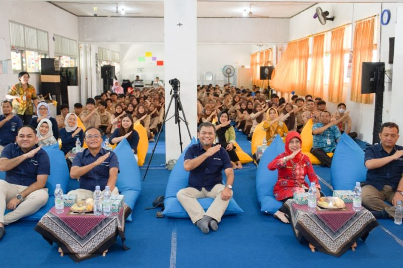 PT Pelindo Solusi Logistik (SPSL) memperkenalkan peran BUMN di bidang kepelabuhanan dan logistik kepada pelajar SMA melalui Program Pelindo Mengajar. ANTARA/HO-SPSL