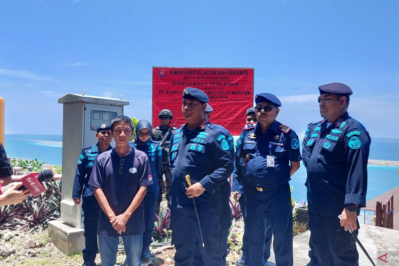 Director general of marine resources surveillance at the Marine Affairs and Fisheries Ministry, Pung Nugrojo Saksono (center), delivering a statement to reporters after sealing a tourism resort on Maratu Island, Berau, East Kalimantan, on Thursday (September 19, 2024). (ANTARA/Sinta Ambar)