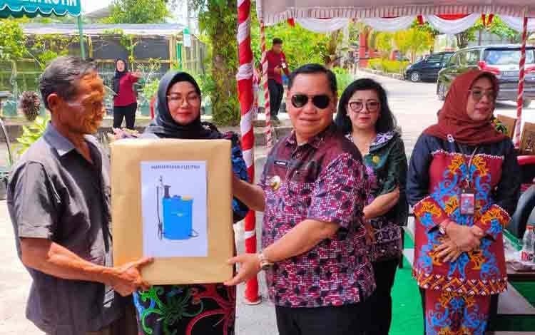 Tingkatkan Produktivitas, Pemkab Kotim Bagikan Bantuan Alsintan