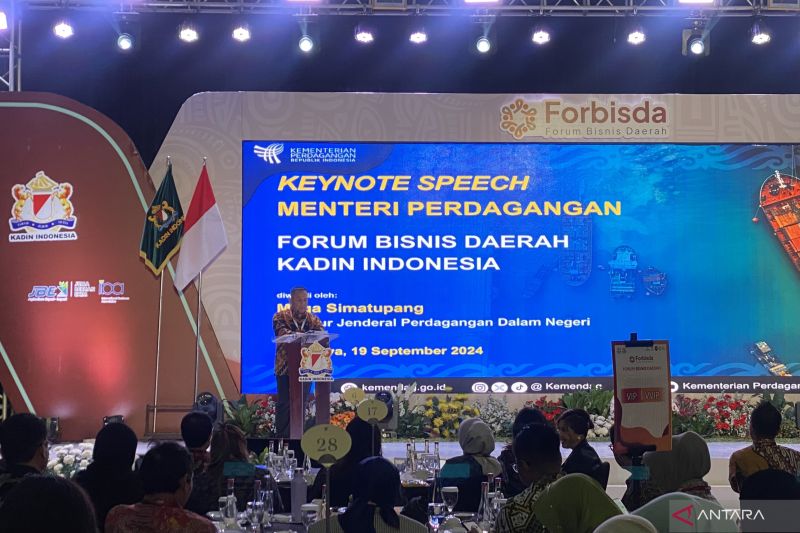 Direktur Jenderal Perdagangan Dalam Negeri Kementerian Perdagangan Moga Simatupang dalam Forum Bisnis Daerah oleh Kadin Jawa Timur di Surabaya, Jawa Timur, Kamis (19/9/2024). (ANTARA/Astrid Faidlatul Habibah)