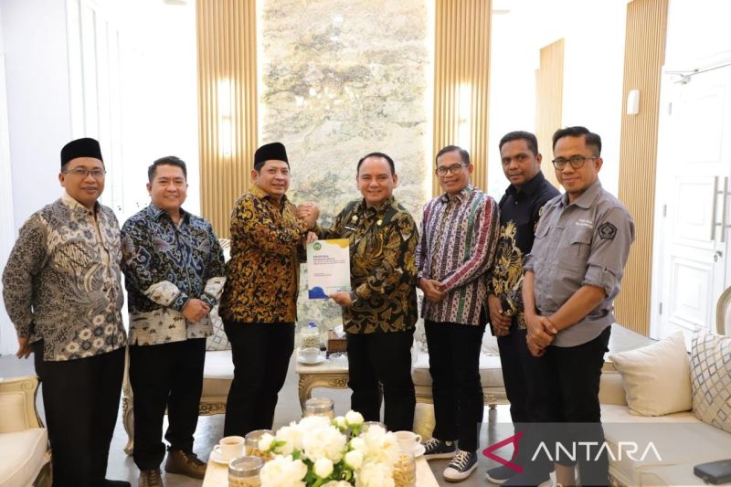 Pj.Gubernur Sultra Andap Budhi Revianto (empat Kanan) saat melakukan pertemuan dengan Sekjen Kemenag RI Muhammad Ali Ramdhani (tiga kiri) dalam percepatan transpormasi IAIN Kendari menjadi UIN di Jakarta, Kamis (19/9/2024). ANTARA/HO-Biro Adpim Sultra