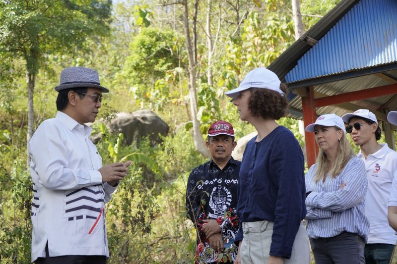 Rektor Unhas Jamaluddin Jompa bersama Menteri Pembangunan Inggris Anneliese Dodds kunjungi jejak Wallace di Maros, Sulsel, Kamis (19/9/2024). ANTARA/HO-Unhas
