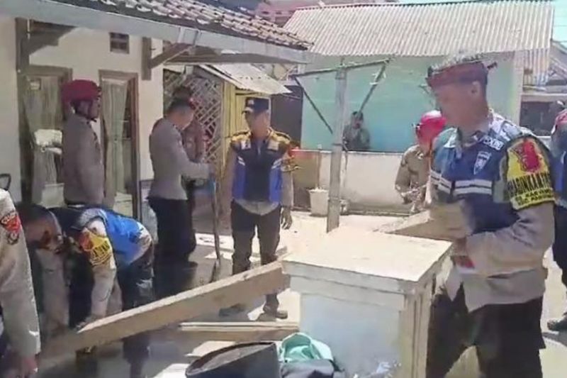 Polres Garut Bantu Bersihkan Kerusakan Akibat Gempa Bumi
