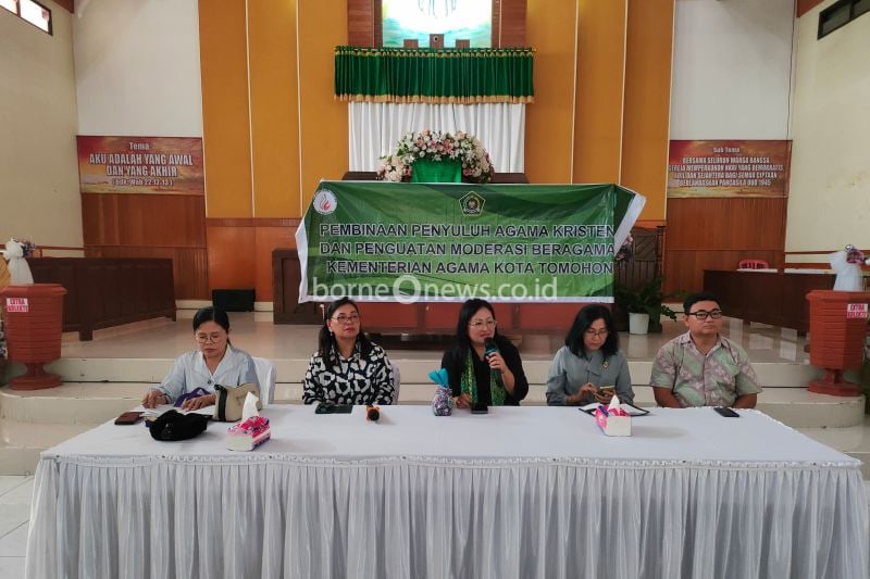 Kepala Kemenag Tomohon Olva Mervy Moningka, saat memberikan arahan kepada penyuluh agama Kristen non PNS, di Tomohon, Kamis (19/9/2024). ANTARA/HO-Kemenag.