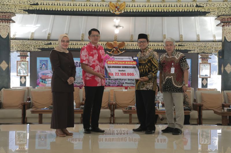 Wakil Bupati Sleman Danang Maharsa menyerahkan apresiasi kepada para pegiat literasi di Sleman dalam rangkaian peringatan Hari Kunjung Perpustakaan 2024 di Pendopo Parasamya Kabupaten Sleman, Kamis (19/9/2024). ANTARA/HO-Bagian Prokopim Setda Sleman