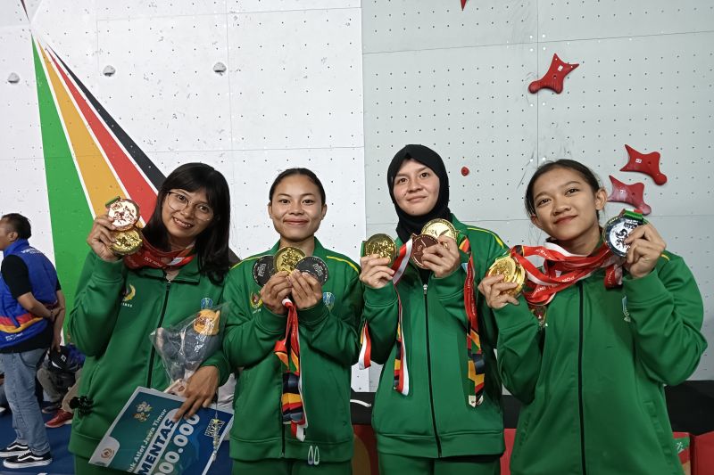 Alma Ariella Tsany, Amanda Narda Mutia, Kharisma Ragil Rakasiwi, dan Nur Ismatul Sakdia menunjukkan medali emas yang mereka raih di nomor boulder tim putri cabang olahraga panjat tebing pada Pekan Olahraga Nasional (PON) XXI 2024, di Banda Aceh, Kamis (19/9/2024). (ANTARA/Zuhdiar Laeis)