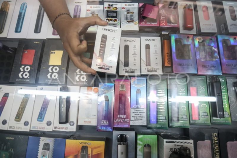 Penjual menata rokok elektrik di salah satu toko di Pekayon, Jakarta Timur, Selasa (27/12/2022). Sejumlah akademisi mengemukakan rokok elektronik atau vape memiliki risiko yang lebih rendah dibandingkan dengan rokok konvensional. (ANTARA FOTO/Asprilla Dwi Adha/foc.)