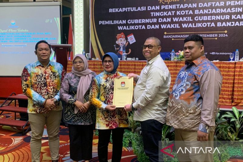 Jajaran anggota KPU Kota Banjarmasin, Kalsel saat menggelar rapat pleno terbuka rekapitulasi dan penetapan DPT Pilkada serentak 2024 di Banjarmasin, Kamis (19/9/2024). ANTARA/HO-KPU Banjarmasin
