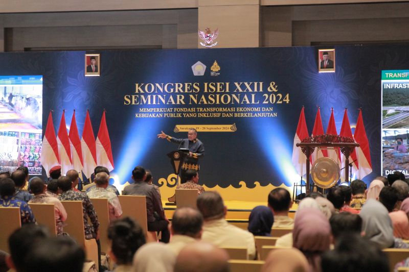 Ketua Umum Ikatan Sarjana Ekonomi Indonesia (ISEI) sekaligus Gubernur Bank Indonesia (BI) Perry Warjiyo memberikan sambutan dalam Kongres ISEI XXII 2024, di Surakarta, Jawa Tengah, Kamis (19/9/2024). (ANTARA/HO-BI)
